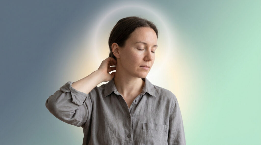 Femme avec les yeux fermés se tenant la nuque, symbolisant une douleur cervicale ou un vertige.